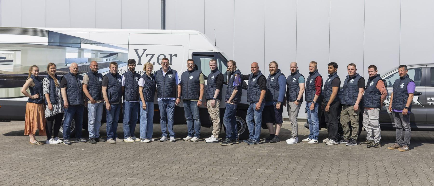 Das gesamte Yzer-Team vor dem Firmengebäude in Weener